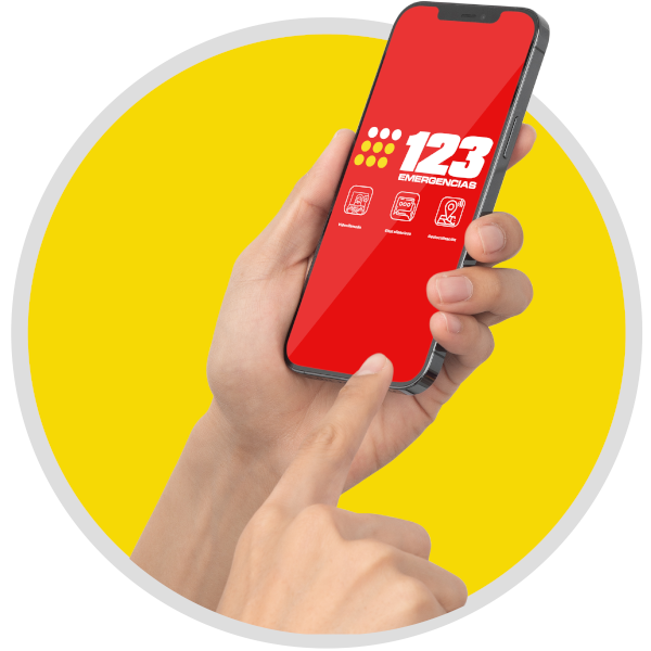 Gráfico - Manos de un hombre presionando un celular que sostiene con su otra mano