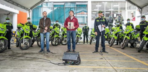 Distrito entrega 3.000 radios, 122 motocicletas y cuatro trajes antiexplosivos a la policía metropolitana de Bogotá más texto para rellenar y poder mostrar un ejemplo