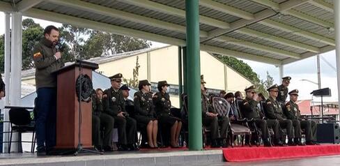 alcalde Galán en discurso de ascensos de la policía 