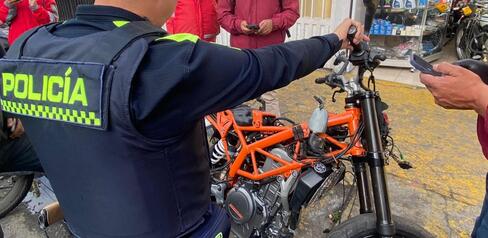Una moto incautada y una captura por falsedad marcaria, en operativo conjunto en Suba