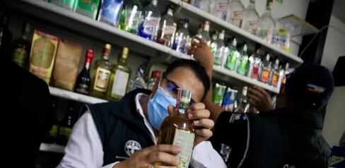 Dos establecimientos cerrados por vender licor adulterado y de contrabando en operativo en San Bernardo