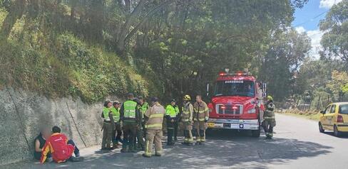 Auxiliares de Policía logran rescatar a una adolescente que pretendía lanzarse de un puente