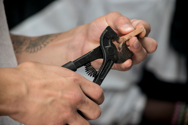 Una persona con una herramienta en la mano