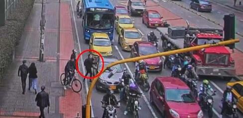 Cámaras de Seguridad permitieron capturar a delincuentes que quisieron robar en un café de la Carrera Séptima