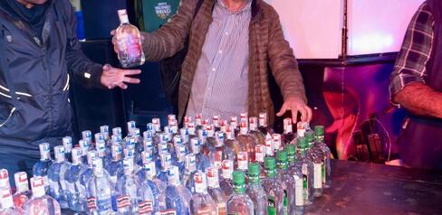 En establecimientos que operan bajo fachada de sindicatos se incautaron 200 botellas de licor adulterado y estupefacientes, entre otros elementos