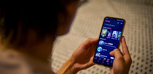 Persona observando celular