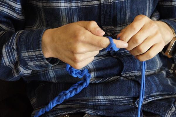 Una persona tejiendo