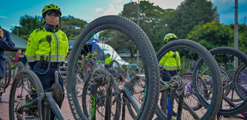 Policía junto a bicicletas