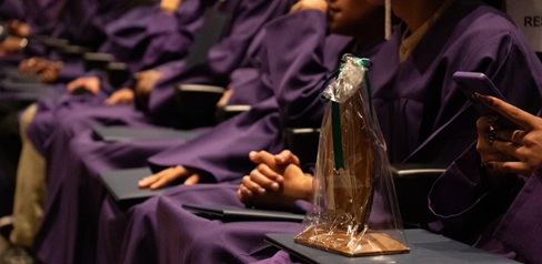 Graduación de jóvenes por medio de la estrategia - ERES.