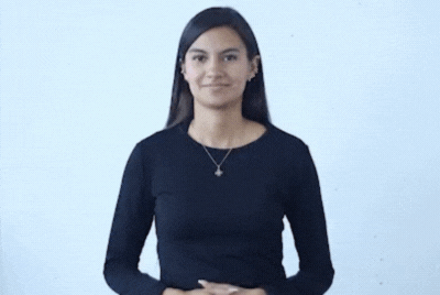 Mujer haciendo seña de misión