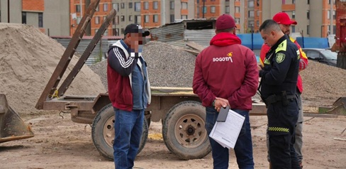 Sellado parqueadero por almacenar material de construcción sin autorización.