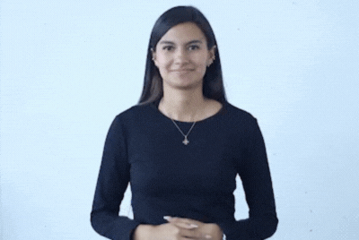 Mujer haciendo seña de servicios