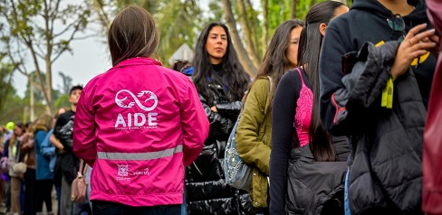 El equipo de AIDE atendiendo casos en la calle.