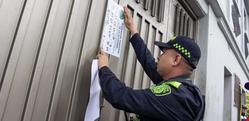 Policía sellando un montallantas.