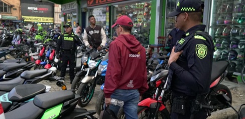 Autoridades verificando los sistemas de identificación de las motos.