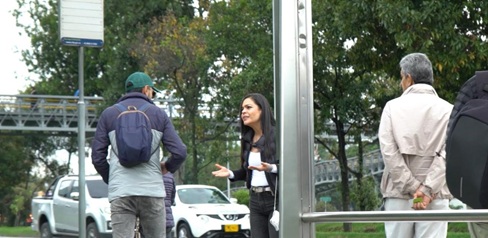 Mujer acosada por un hombre en paradero de bus