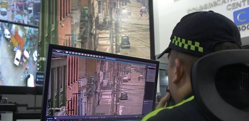 Policía observando una cámara de seguridad.