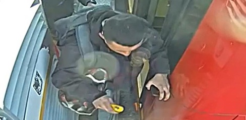 Imágenes de cámaras de seguridad de TransMilenio.