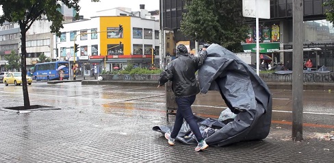 Persona arrojando basura
