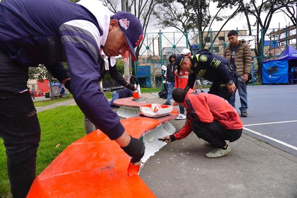 Hombres pintando un parque