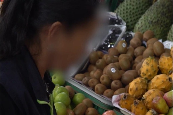 Mujer observando frutas