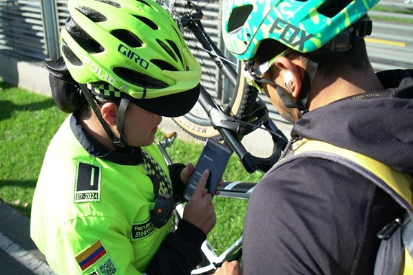 Dos ciclistas viendo un celular