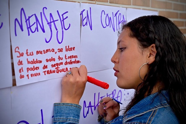 Mujer escribiendo en un tablero