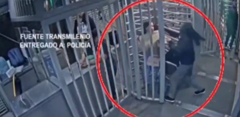 Detalles inéditos de la captura de una pareja robando en el transporte masivo: la mujer quedó atrapada en el torniquete