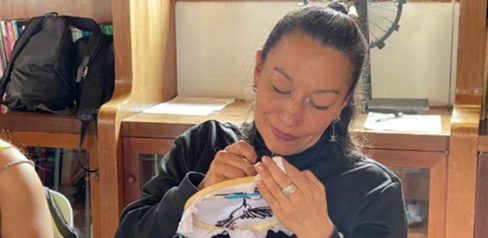 Tejiendo y bordando, así se construyen nuevas oportunidades en Casa Libertad