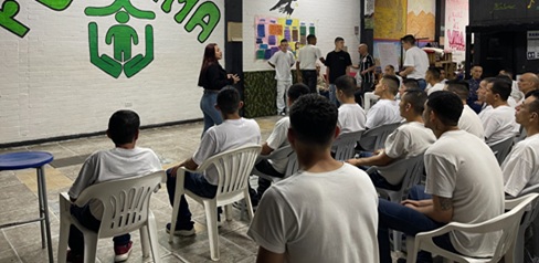 De la violencia al diálogo: así fue como hombres en rehabilitación por consumo de drogas aprendieron a gestionar sus emociones