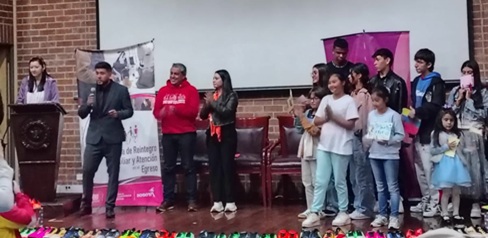 Integrantes de barras futboleras saldaron comparendos de convivencia confeccionando guayos para niños de la Escuela Jericó