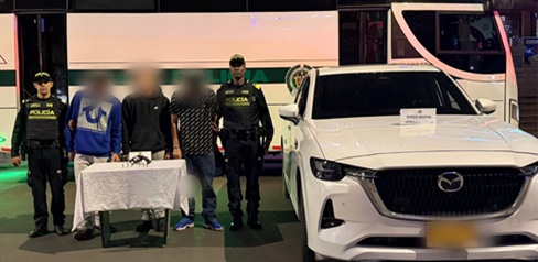 Tras maratónica persecución y un plan candado fueron capturados tres sujetos que escondían un arma dentro de una camioneta en Rafael Uribe