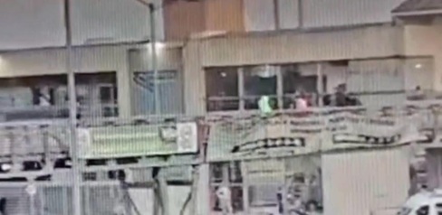 Policía evitó que una mujer se lanzara de un puente peatonal en la Autopista Sur para quitarse la vida