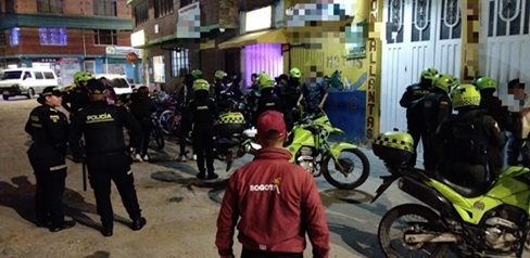 Botellas de whisky adulterado y cervezas vencidas fueron incautadas en megatoma en Bosa