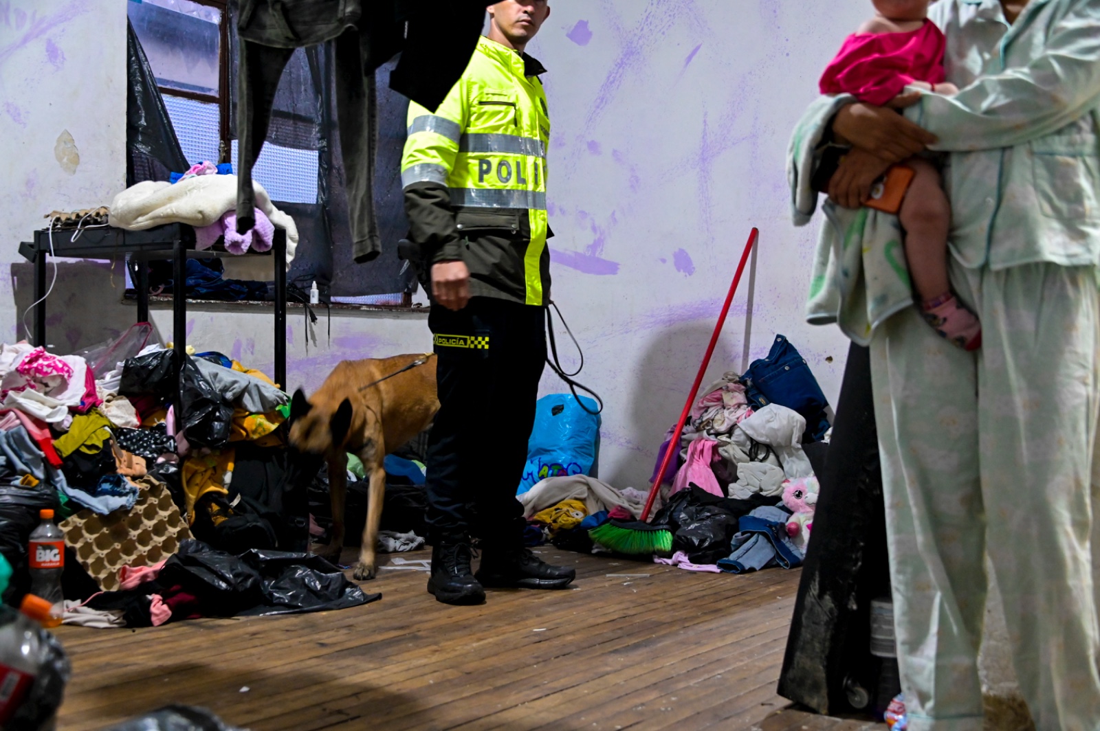 Policía junto a una mujer con un bebé