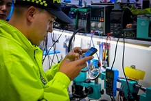 Policía revisando un celular