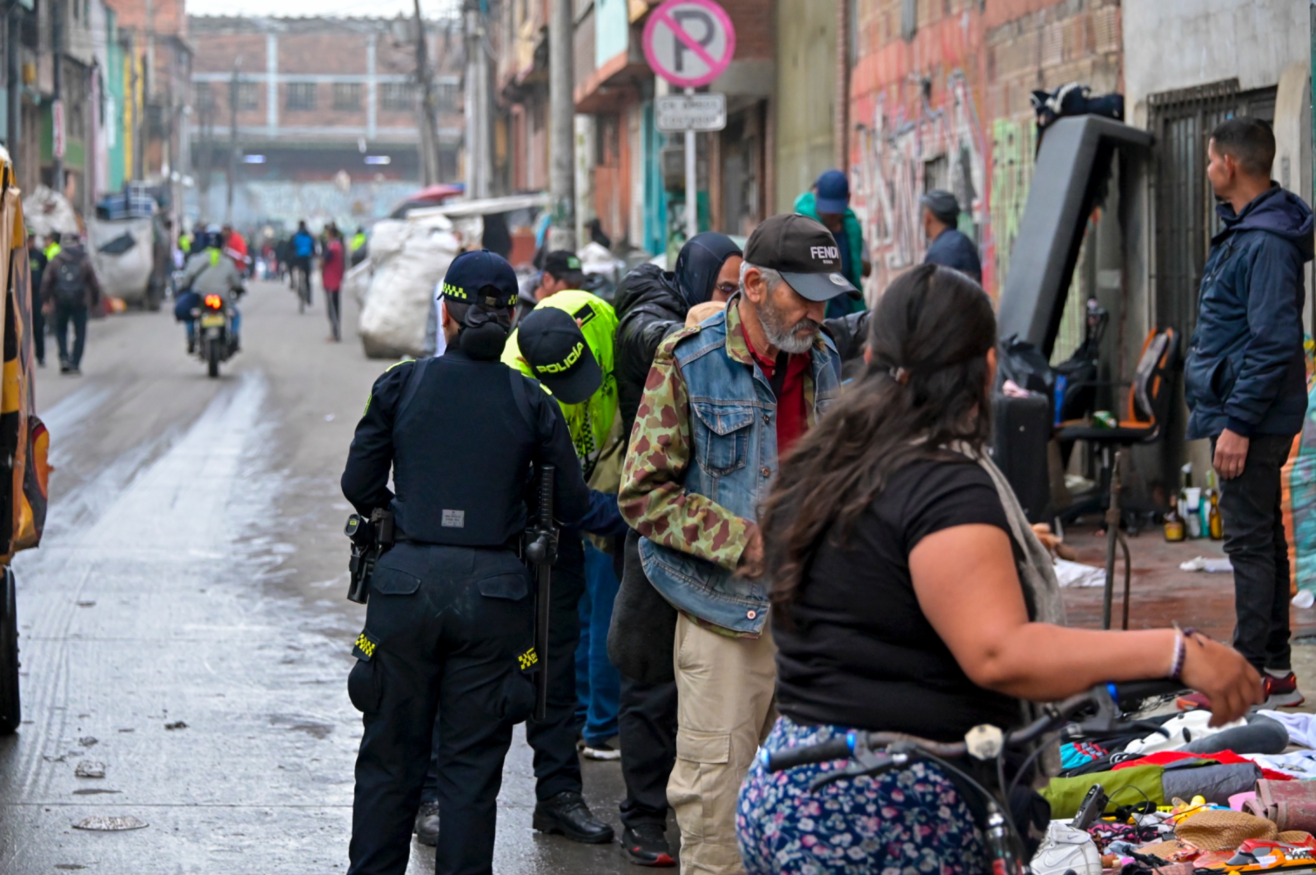 Hombres y mujeres en una calle