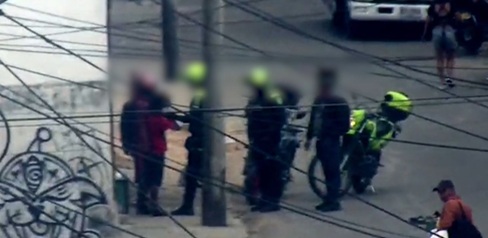  Cámaras del C4 frustran expendio de droga en pleno andén de San Bernardo: los estupefacientes los ocultaban en una pared