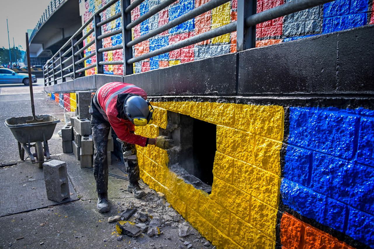 Hombre sellando un hueco de un puente