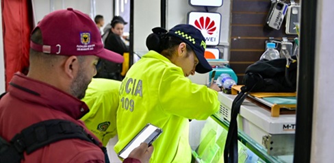 Incautados 21 celulares con reporte de hurto y manipulación en operativo en la Calle 13 en Bogotá