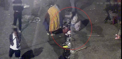 La vigilaban las cámaras: así fue capturada expendedora de droga en medio de basura en San Bernardo
