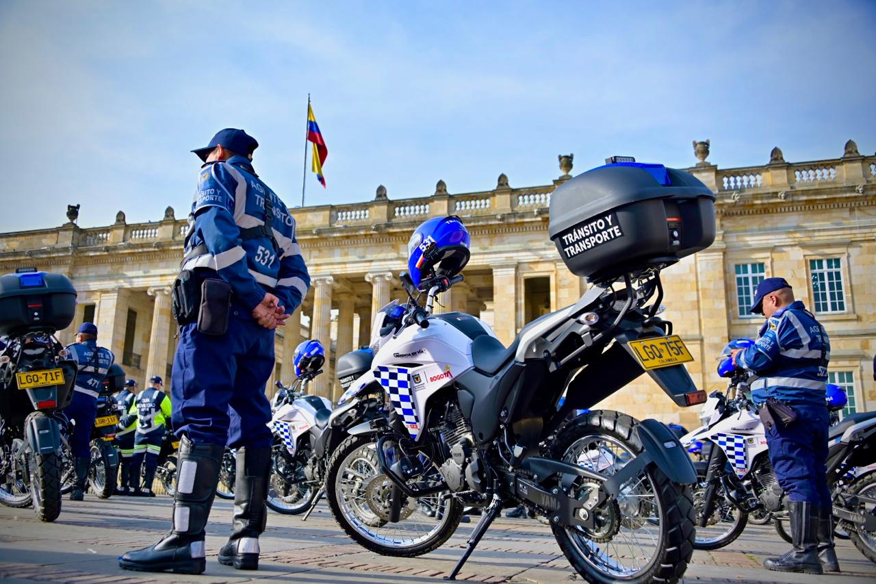 Varios agentes de tránsito junto a varias motocicletas
