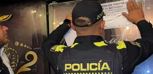 Policía sellando un establecimiento
