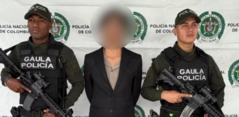 Un hombre capturado junto a dos policías 