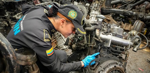 Mujer revisando de cerca un autoparte