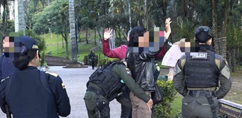 Policía requisando a un hombre en la calle