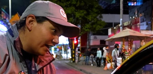 Mujer Gestora del Orden hablando con un taxista