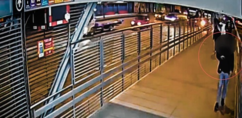  Captado y seguido por las cámaras en tiempo real: así fue capturado un sujeto tras hurtar un celular por una ventana en el transporte masivo