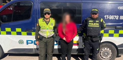 Mujer capturada junto a un policía