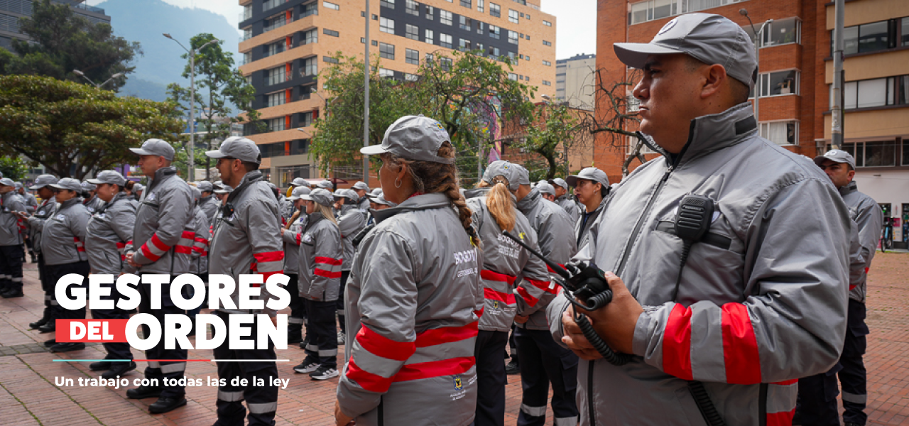 Hombres y mujeres gestores del orden en la calle